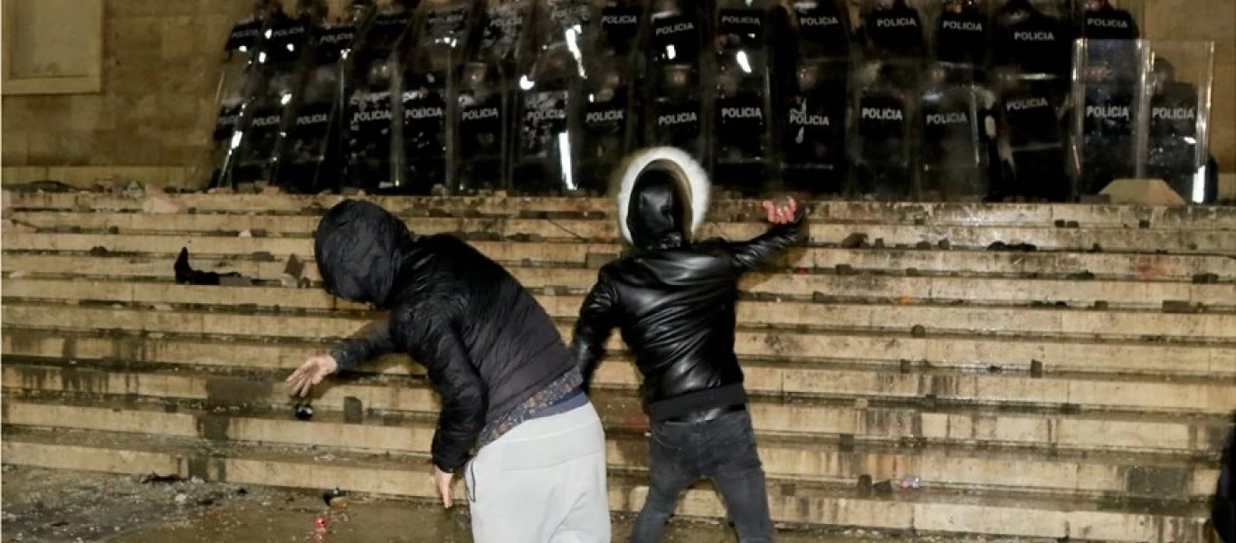 «Βράζει» η Αλβανία για τη δολοφονία 25χρονου από την Αστυνομία - Φωτιές, δακρυγόνα & συγκρούσεις (φώτο-βίντεο)